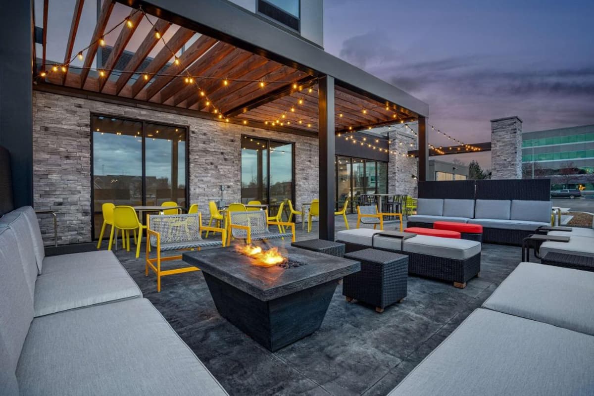 Featured image for "Home2 Suites by Hilton Indianapolis Airport"