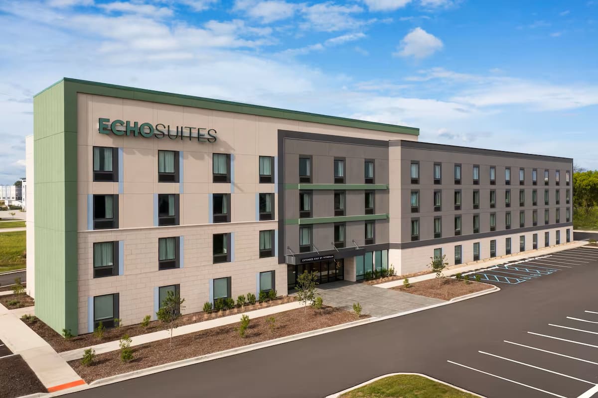 Exterior photo of the Echo Suites Extended Stay hotel in Indianapolis, IN